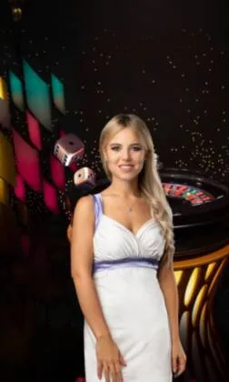 Live-Dealerin in weißem Kleid am Roulettetisch